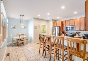 Bayside Resort townhouse with golf on-site, pool access, fireplace, & central AC