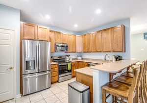 Bayside Resort townhouse with golf on-site, pool access, fireplace, & central AC