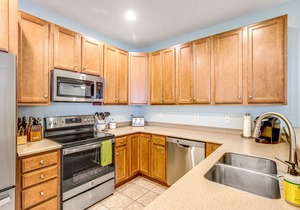 Bayside Resort townhouse with golf on-site, pool access, fireplace, & central AC