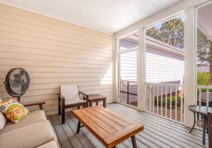 Bayside Resort townhouse with golf on-site, pool access, fireplace, & central AC