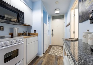 🏖️ Bayview Studio Retreat @ The Shores | Private Deck + Beach Access ➠ 5606