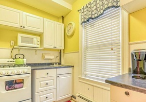 Beach Apartment #6 -Studio w/Bathroom & Kitchen