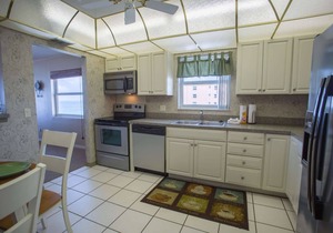 Beachfront Escape with Beach, Pool, Hot Tub & Corner Unit. Tickets Included to Top Attractions Daily