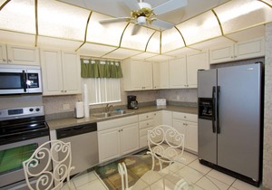 Beachfront Escape with Beach, Pool, Hot Tub & Corner Unit. Tickets Included to Top Attractions Daily