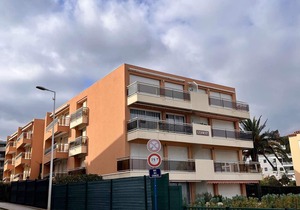 Beachside 2-Room Apartment with Private Garden, Terrace, and Parking