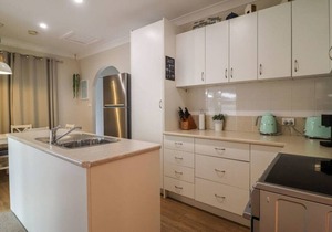 Beachside Cottage across from Blacksmiths Beach