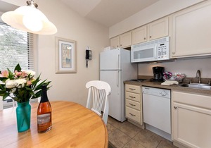🏖️ Beachside Couples Retreat @ The Shores | Deck + Beach Access + Champagne Welcome ➠ 5719