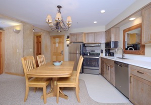 Bear Cave- Big Sky Shoshone Ski in/Out condo