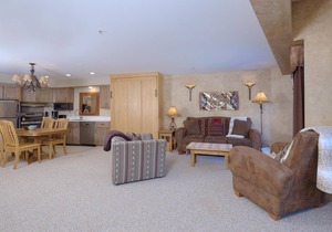 Bear Cave- Big Sky Shoshone Ski in/Out condo