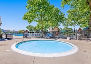 Bear Trap Dunes 2nd floor condo w/free WiFi, basketball court, and gym