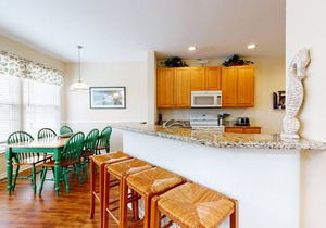 Bear Trap Dunes end townhouse w/pool table, shared pools and fitness room