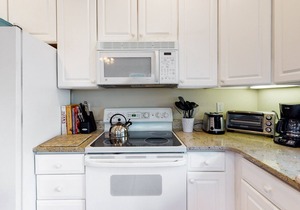 Bear Trap Dunes townhouse w/gym, pool, free WiFi, and golf on-site