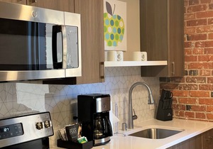 Beautiful 1 Bed Riverfront Park Travel Apartment