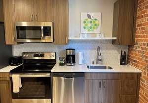 Beautiful 1 Bed Riverfront Park Travel Apartment