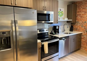 Beautiful 1 Bed Riverfront Park Travel Apartment