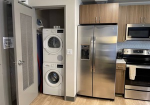 Beautiful 1 Bed Riverfront Park Travel Apartment