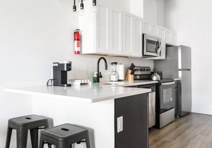 Beautiful 1BR Next to Airport 5139