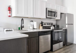 Beautiful 1BR Next to Airport 5139
