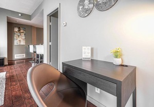 Beautiful 2bd Condo Patio Gym Parking location