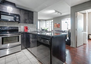 Beautiful 2bd Condo Patio Gym Parking location