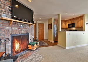 Beautiful 2BR/2BA Fall Line Condo with Mountain Views on Shuttle Route E2B