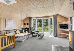 Beautiful and cozy house with extra large pool in a wonderful location, not far from the beach and H