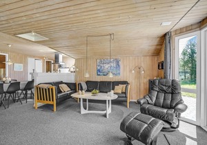 Beautiful and cozy house with extra large pool in a wonderful location, not far from the beach and H