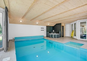 Beautiful and cozy house with extra large pool in a wonderful location, not far from the beach and H