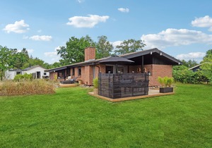 Beautiful and spacious cottage near the beach.