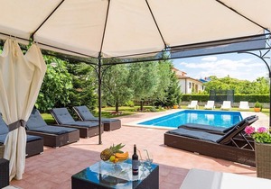 Beautiful and spacious popular villa with private pool near Porec, pets allowed