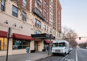Beautiful Brookline Studio w/Gym, steps to Green Line, by Blueground