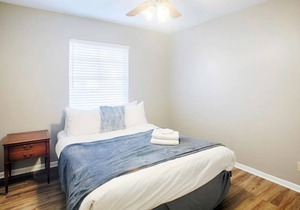 Beautiful downtown 3bed/2bath house w/ fenced yard