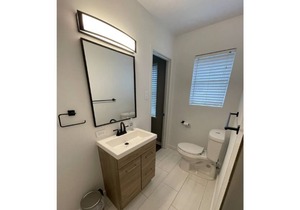Beautiful downtown 3bed/2bath house w/ fenced yard