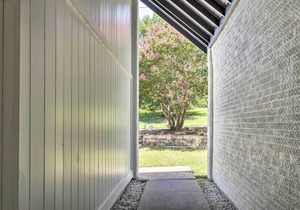 Beautiful Downtown Duplex w/ Patio, Walk to 6th St