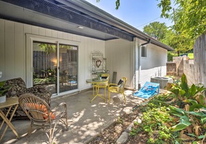 Beautiful Downtown Duplex w/ Patio, Walk to 6th St