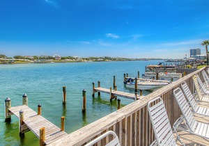 Beautiful efficiency by the beach w/ an indoor pool, shared tennis, & free WiFi