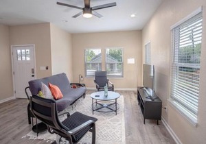 Beautiful Fenced 3BR 2BA Near Exciting Downtown
