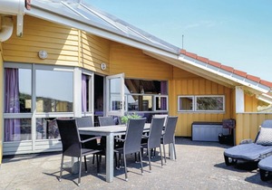 Beautiful home in Hvide Sande with WiFi