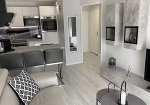 Beautiful new bright apartment facing south 100 m from the beach direct access