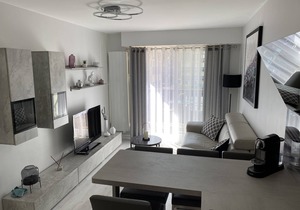 Beautiful new bright apartment facing south 100 m from the beach direct access