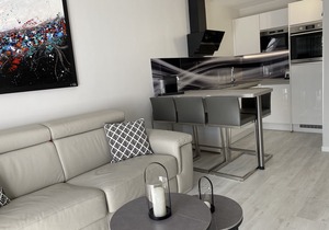 Beautiful new bright apartment facing south 100 m from the beach direct access