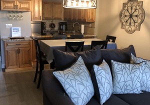Beautiful, Newly remodeled 3 bedroom Lakefront, Heated Pool & Spa, Free Wi-Fi