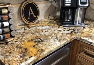 Beautiful, Newly remodeled 3 bedroom Lakefront, Heated Pool & Spa, Free Wi-Fi
