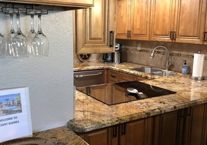Beautiful, Newly remodeled 3 bedroom Lakefront, Heated Pool & Spa, Free Wi-Fi