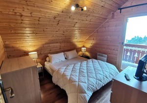 Beautiful recent chalet sleeps 8 in the heart of Réallon resort