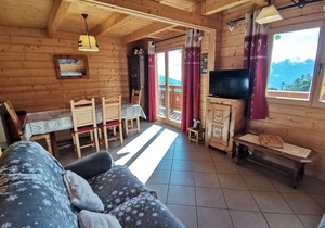 Beautiful recent chalet sleeps 8 in the heart of Réallon resort