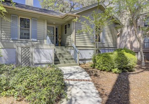 Beautiful villa with deck & shared pool, hot tub, tennis courts, sauna & more