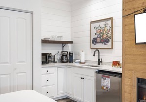 Beautifully Designed Suite with Kitchenette beside Golf Course