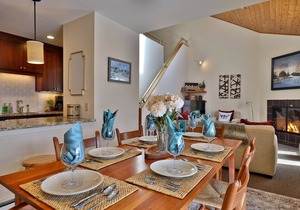 Beautifully Renovated Trail Creek #50 3BR/2BA Loft Condo. Close to slopes. AC.