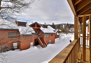 Beautifully Renovated Trail Creek #50 3BR/2BA Loft Condo. Close to slopes. AC.